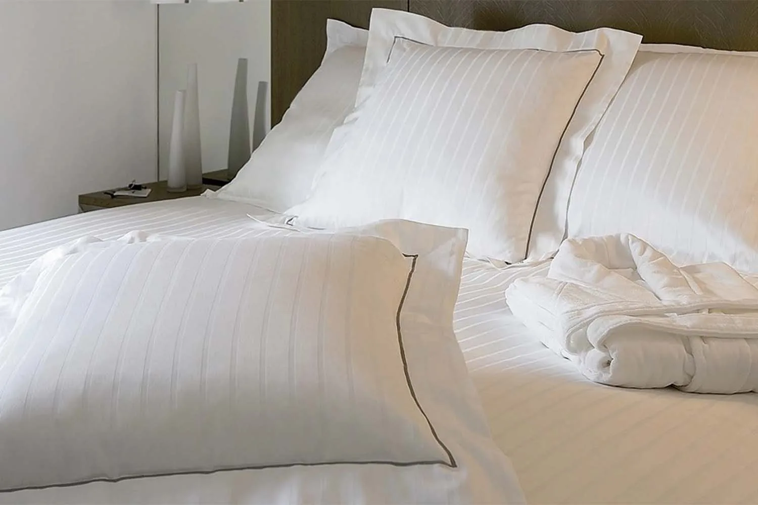 Millieubild zeigt Bettwäsche in 6/24er Streifendessin, in Nahaufnahme mit Ziernaht und Stehsaum