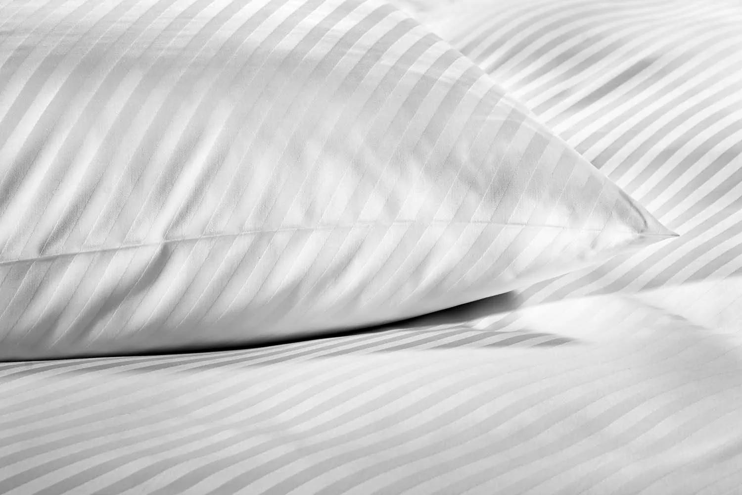 detailbild-13mm-streifensatin-diagonalstreifen-weiß-kissen