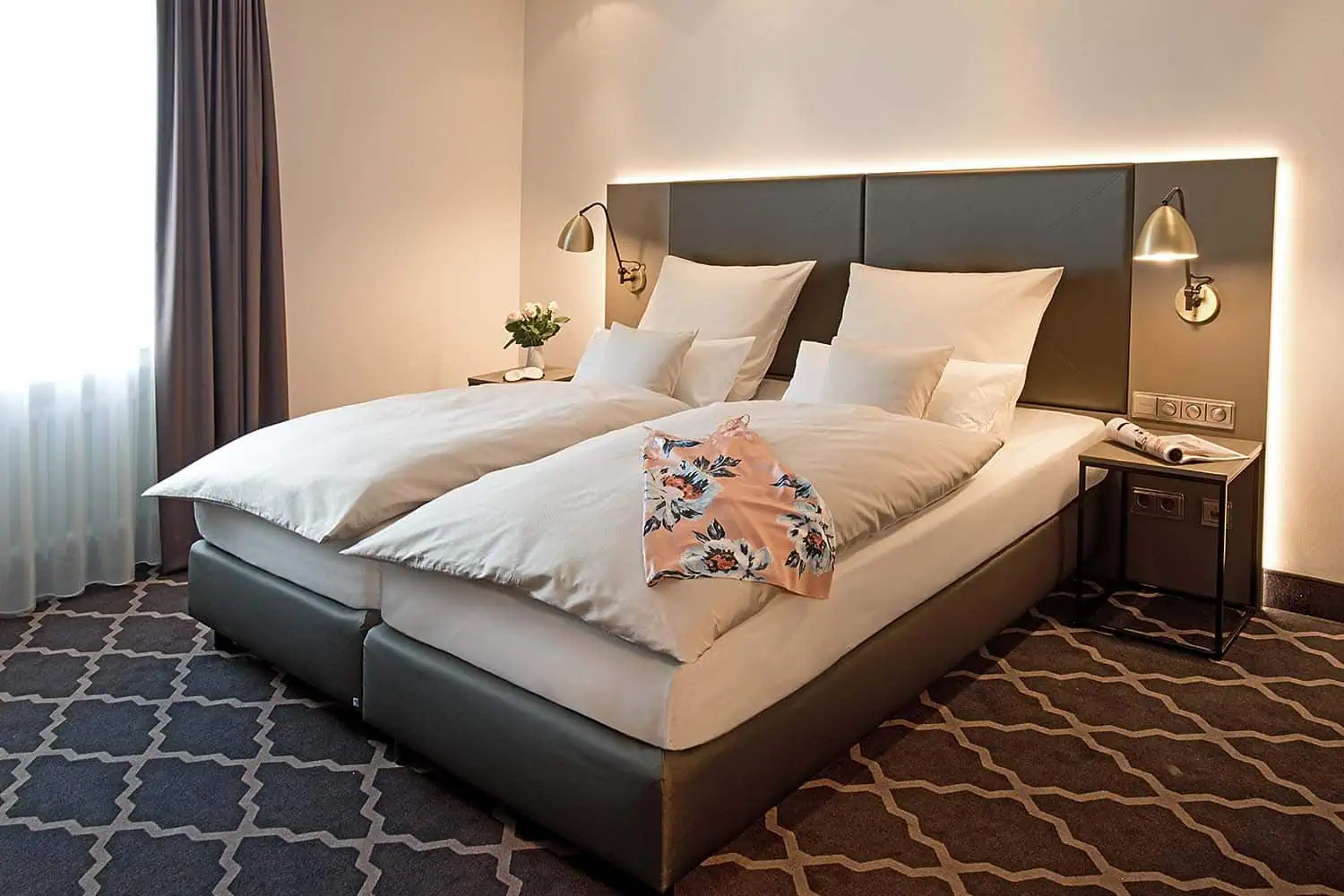 imagebild-1,5mm-streifensatin-cappuccino-hotelbettwaesche-zierkissen-weiß-deko