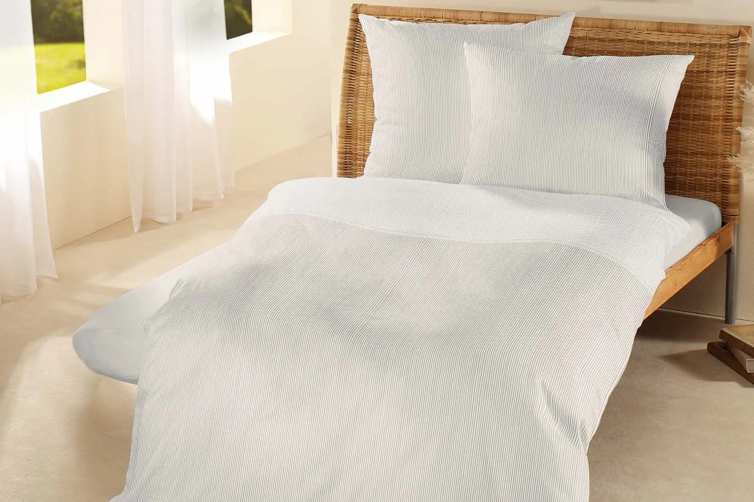 imagebild-1,5mm-streifensatin-weiß-cappuccino-doubleface-hotelbettwaesche