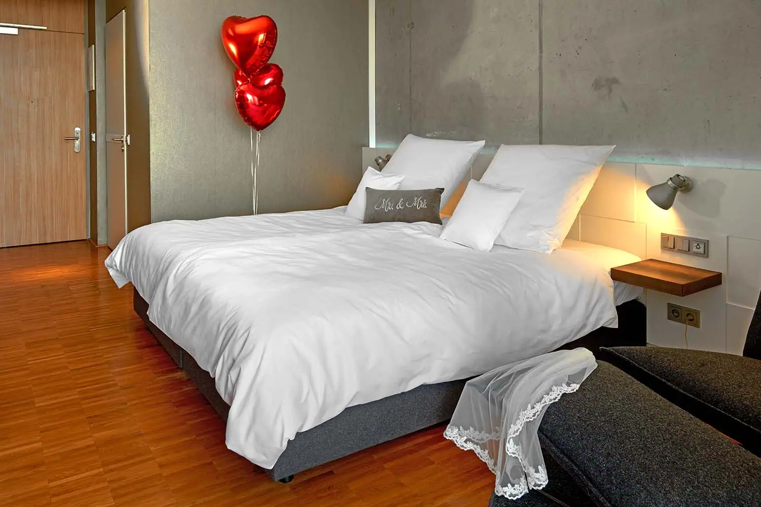 imagebild-1,5mm-streifensatin-weiß-hotelbettwaesche-deko-zierkissen