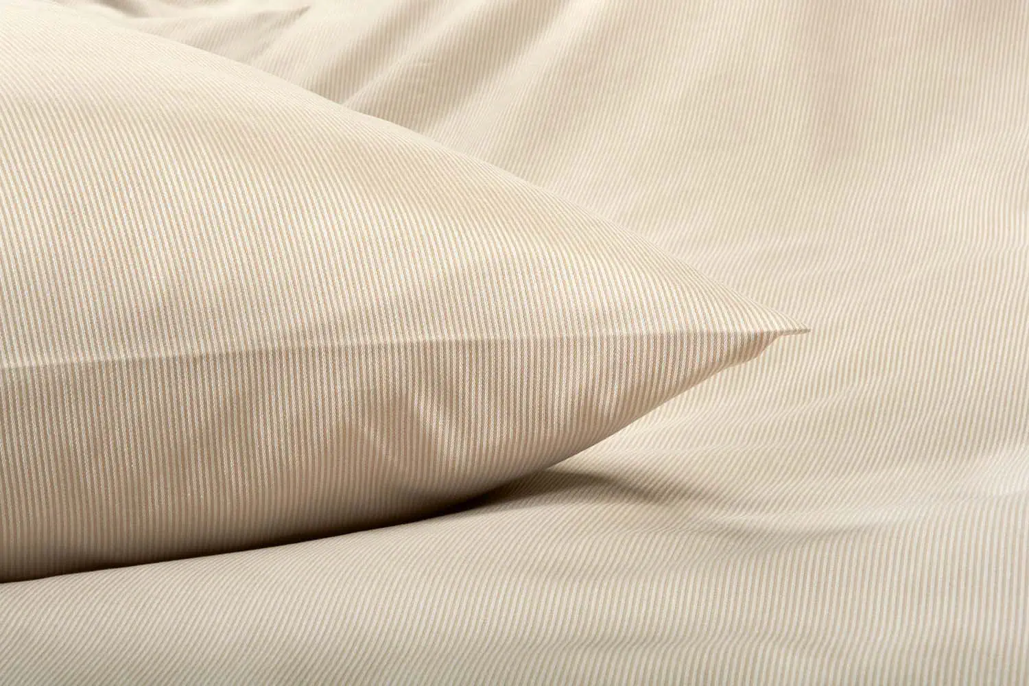 detailbild-1,5mm-streifensatin-cappuccino-hotelbettwaesche-kissen