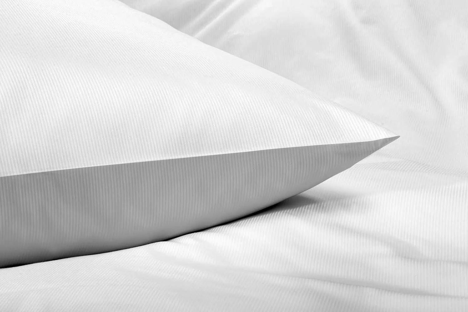 detailbild-1,5mm-streifensatin-weiß-grau-doublefacehotelbettwaesche-kissen