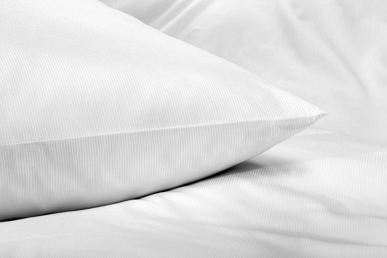 detailbild-1,5mm-streifensatin-weiß-hotelbettwaesche-kissen