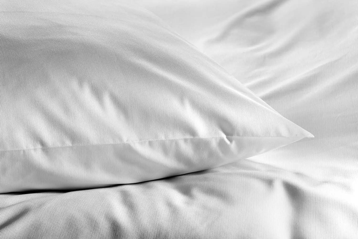 detailbild-1mm-streifensatin-weiß-hotelbettwaesche-kissen
