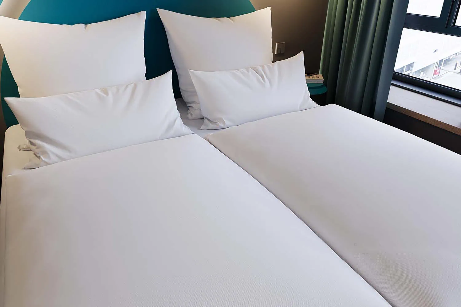 imagebild-1mm-streifensatin-weiß-hotelbettwaesche-modern