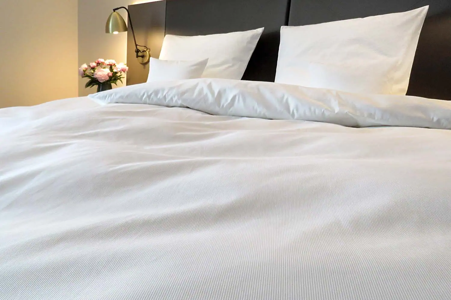 imagebild-1mm-streifensatin-weiß-hotelbettwaesche-modern