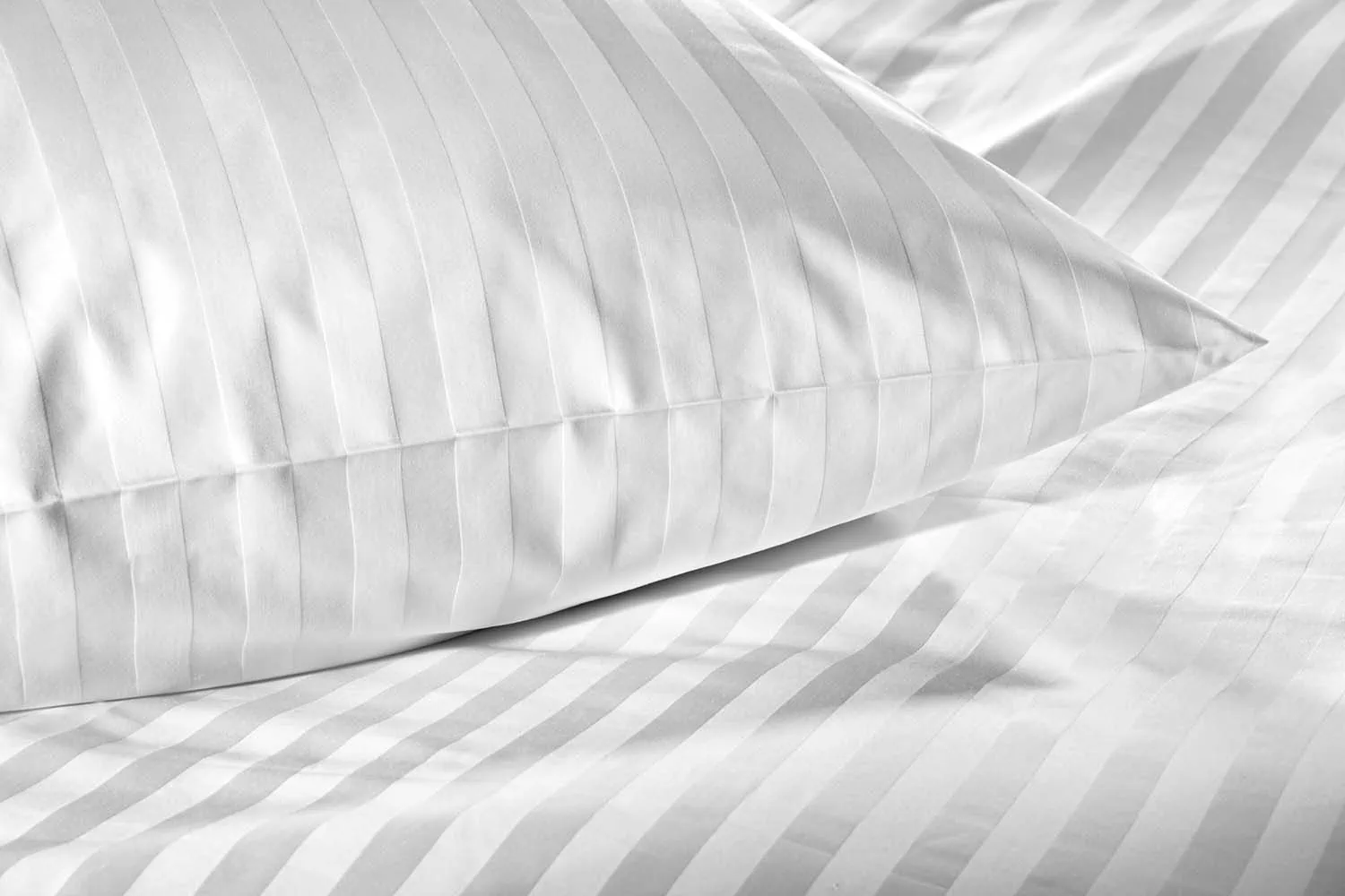 detailbild-20mm-streifensatin-weiß-kissen