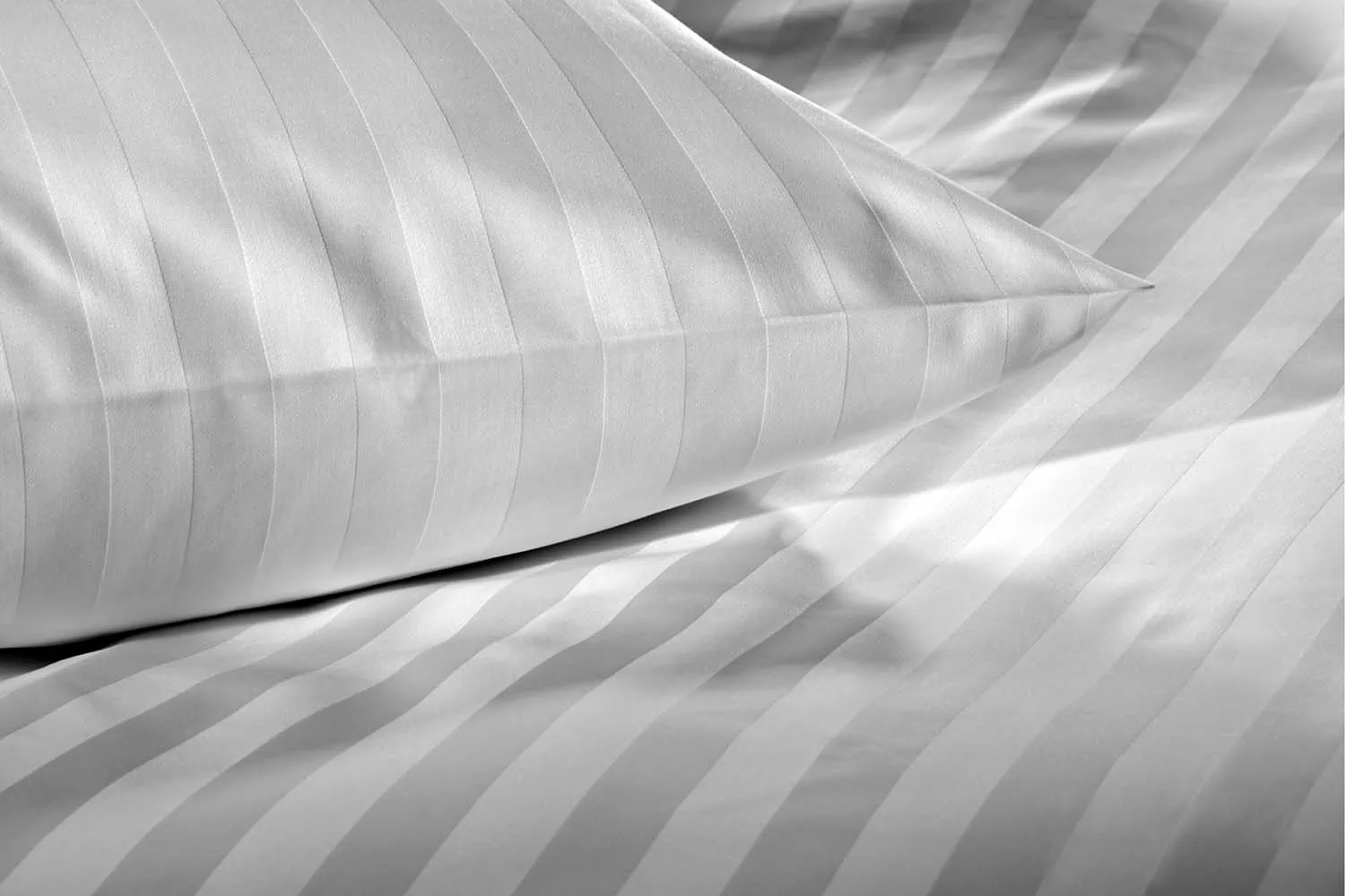 detailbild-25mm-streifensatin-weiß-kissen