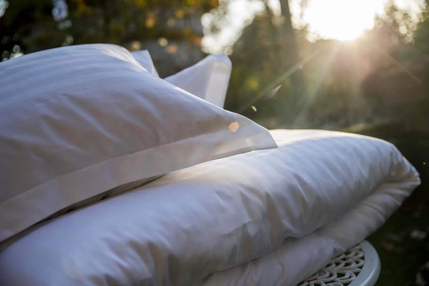 imagebild-bettwaesche-hotellerie-outdoor-27mm-streifensatin-mit-stehsaum