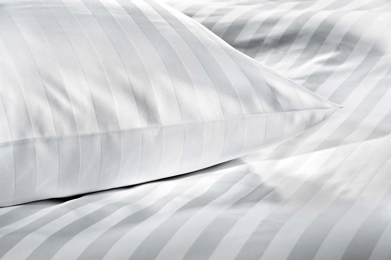 detailbild-27mm-streifensatin-weiß-kissen