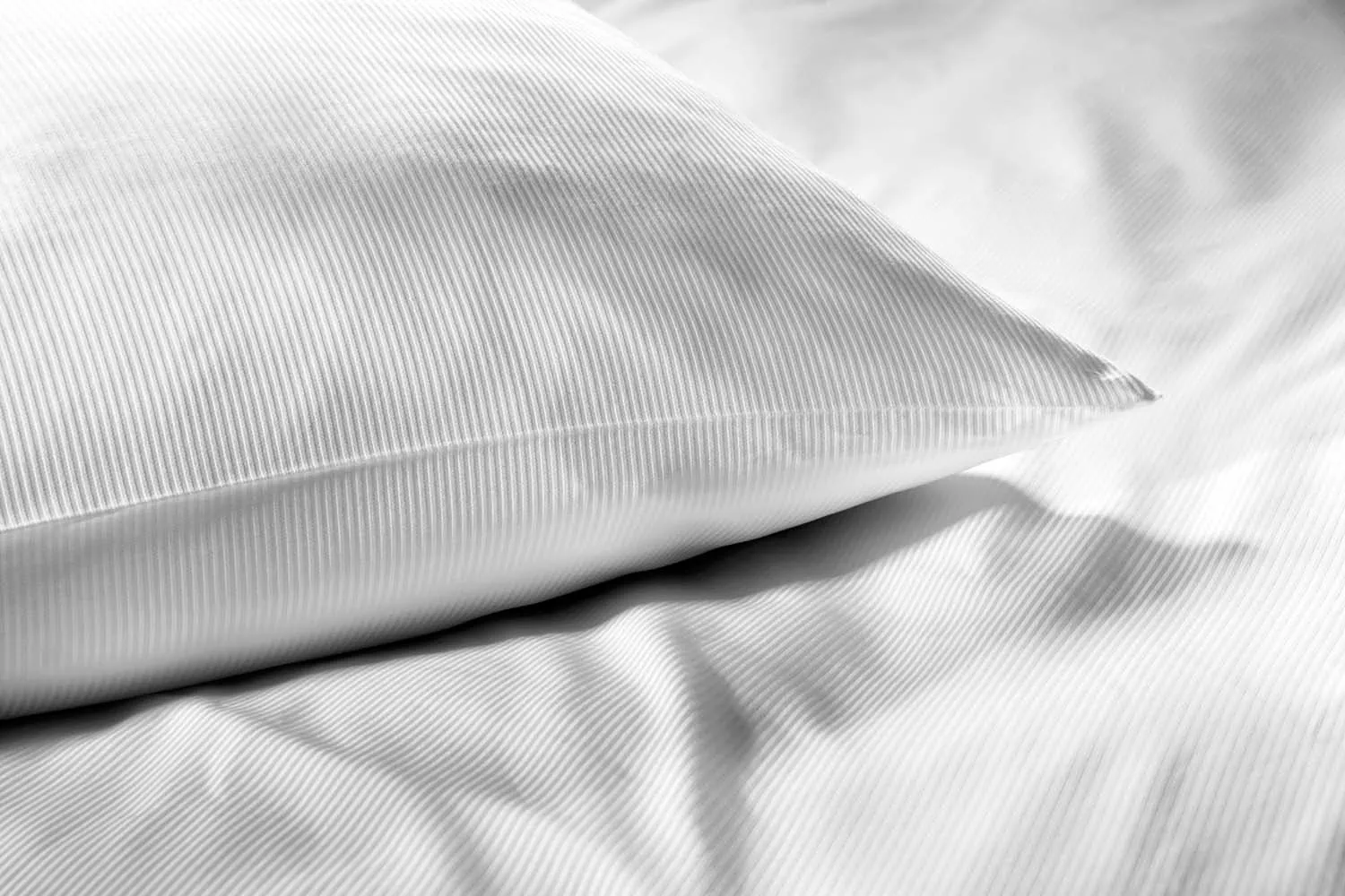 detailbild-hotelbettwaesche-2mm-streifensatin-weiß-kissen