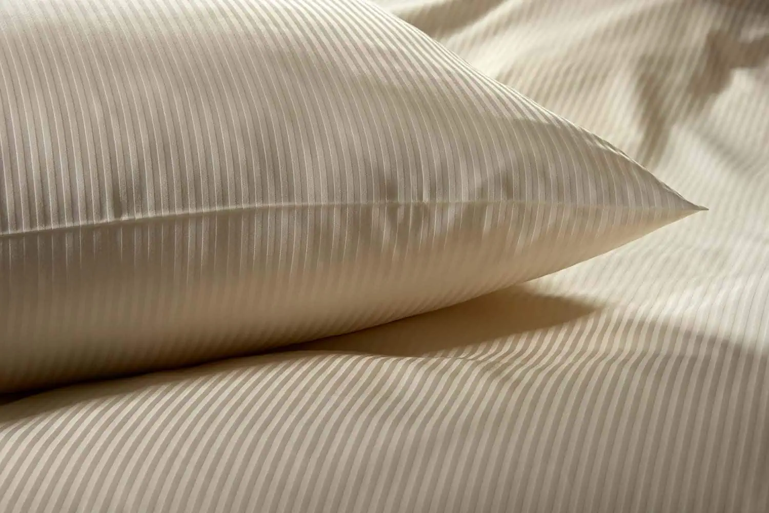detailbild-hotelbettwaesche-4mm-streifensatin-champagner-kissen