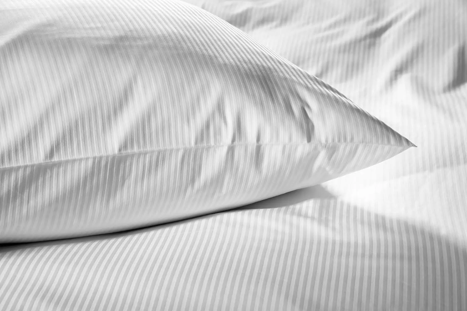 detailbild-hotelbettwaesche-4mm-streifensatin-weiß-kissen