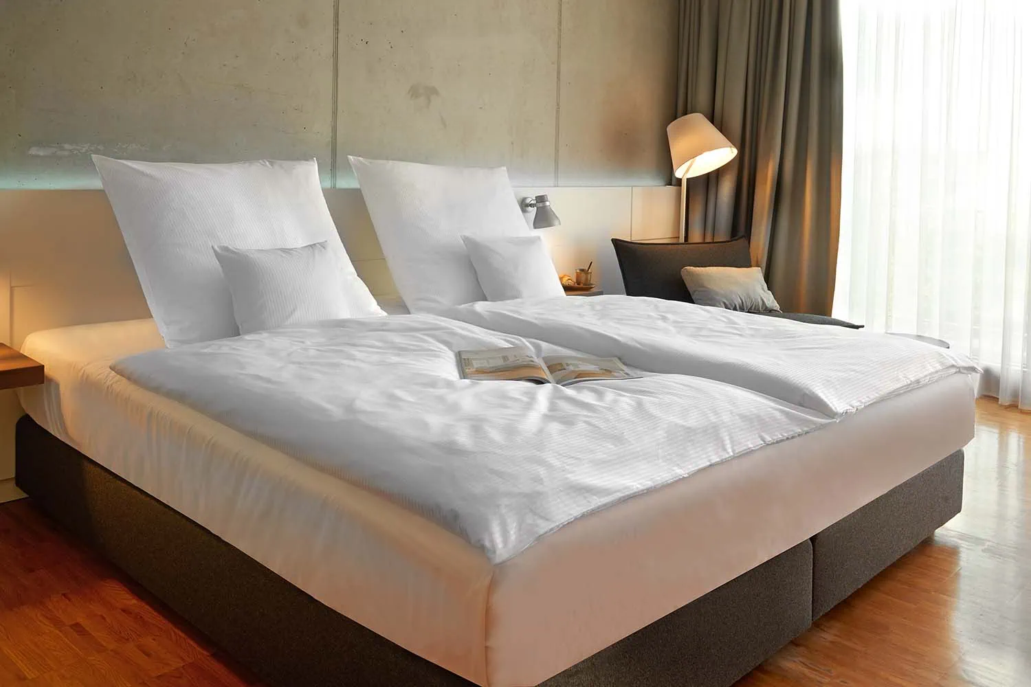 imagebild-4mm-streifensatin-weß-hotelbettwaesche-modern-zierkissen-deko