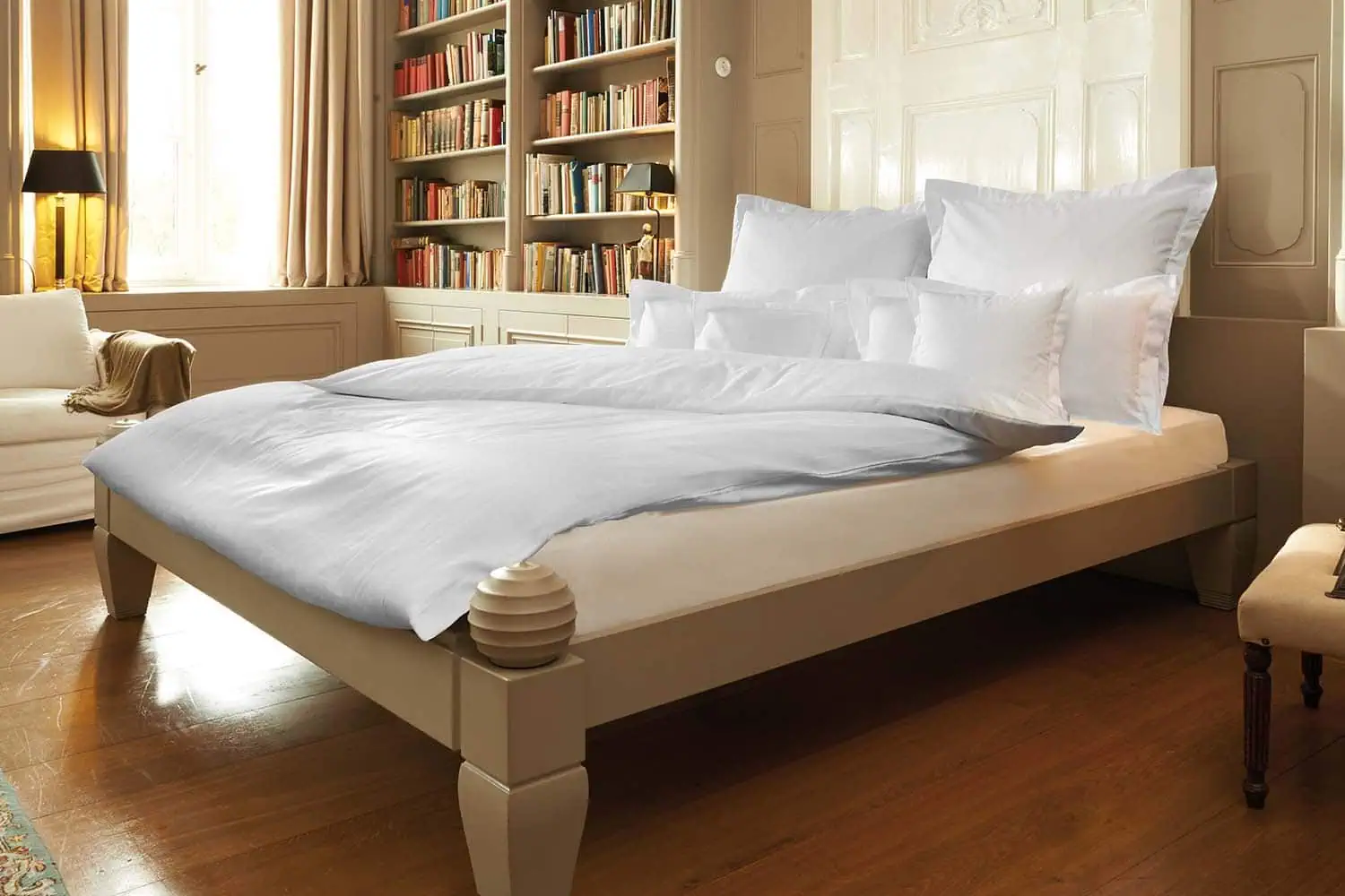 imagebild-50_2-mm-streifensatin-weiß-hotelbett-stehsaum-zierkissen