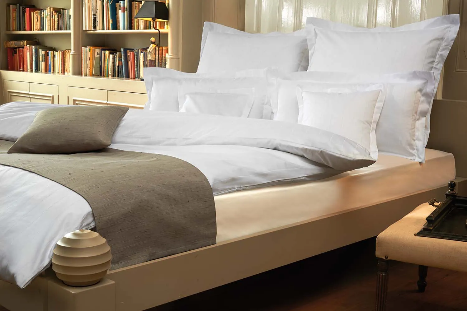 imagebild-50_2-mm-streifensatin-weiß-hotelbett-ziernaht-zierkissen-bettschal