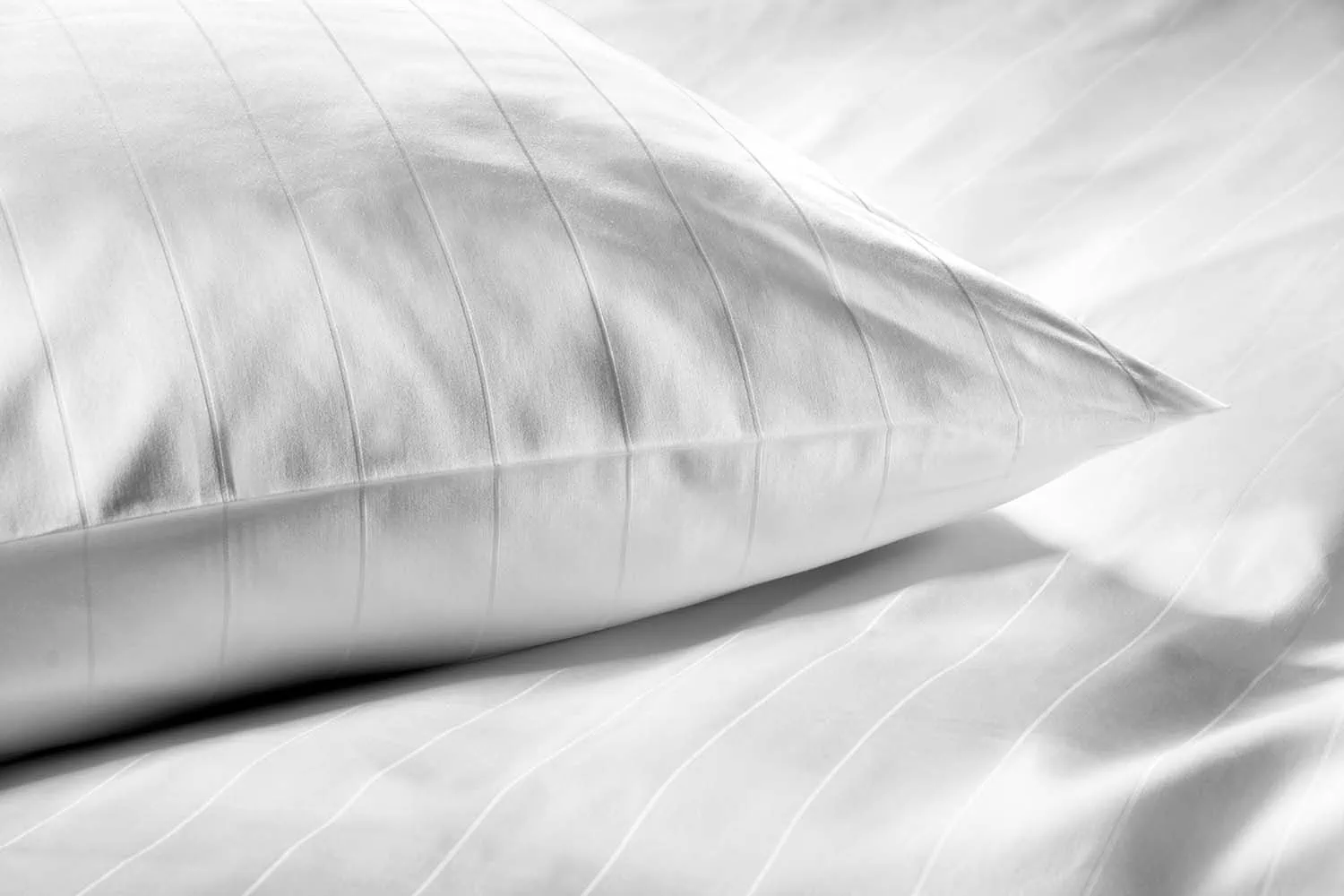 Detailbild-50_2-mm-streifensatin-weiß-kissen