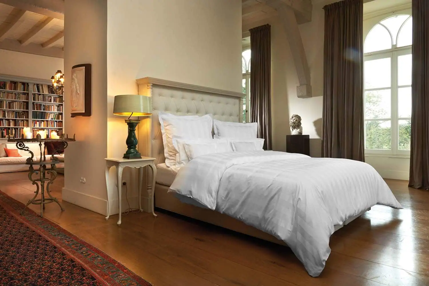 imagebild-50mm-streifensatin-weiß-hotelbett-stehsaum-zierkissen