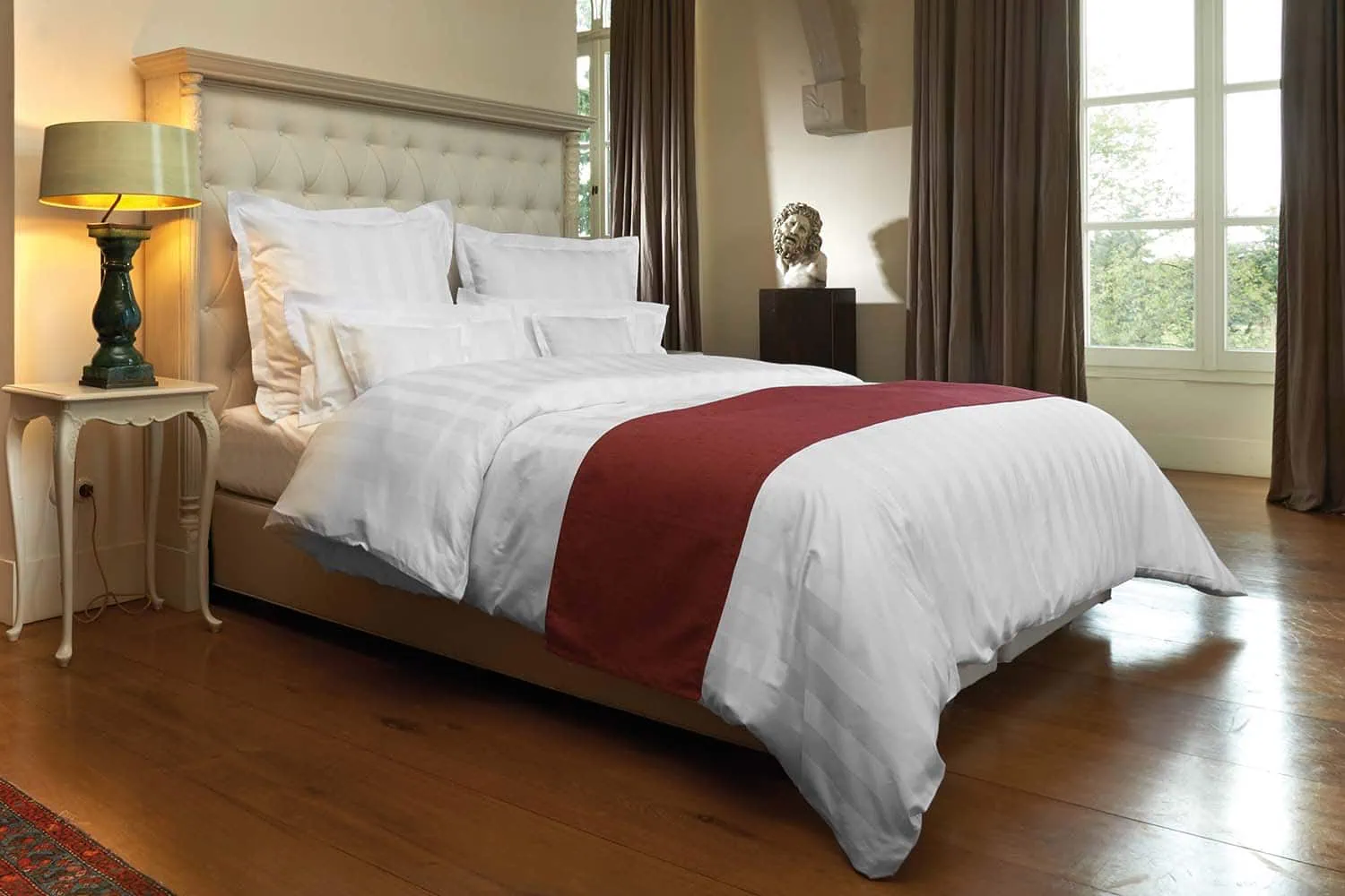 imagebild-50mm-streifensatin-weiß-hotelbett-stehsaum-zierkissen_bettschal