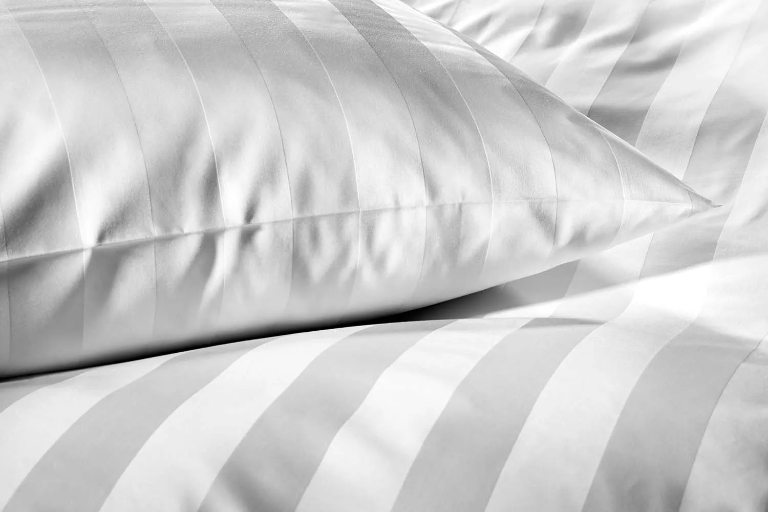 detailbild-50mm-streifensatin-weiß-kissen