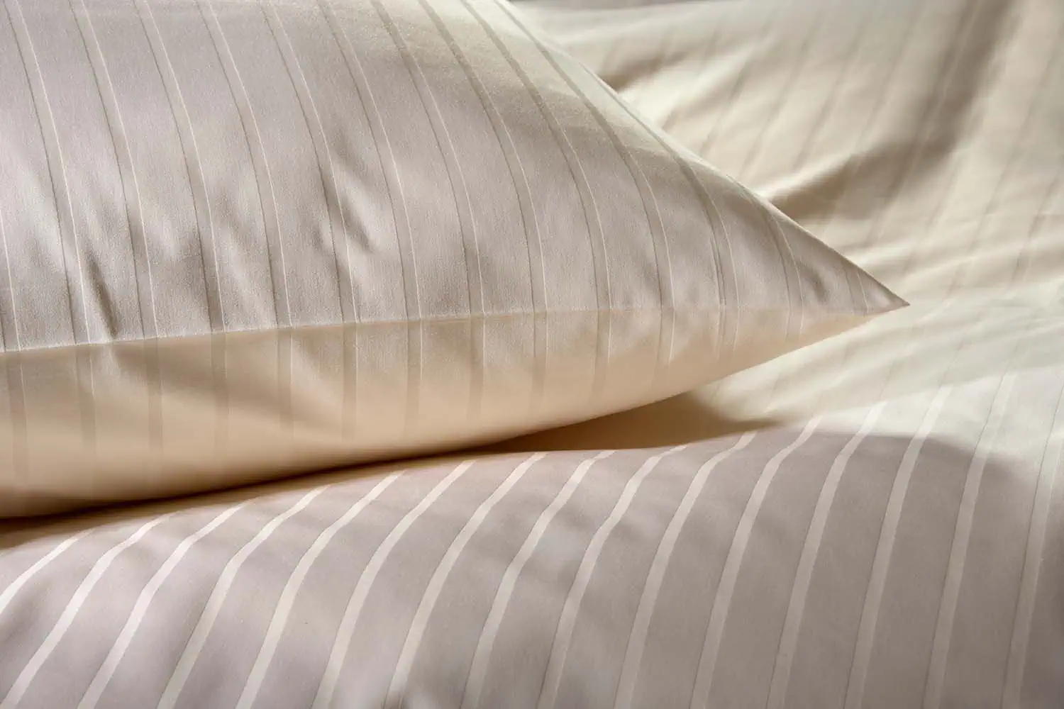 detailbild-6/24mm-streifensatin-hotelbettwaesche-champagner-kissen