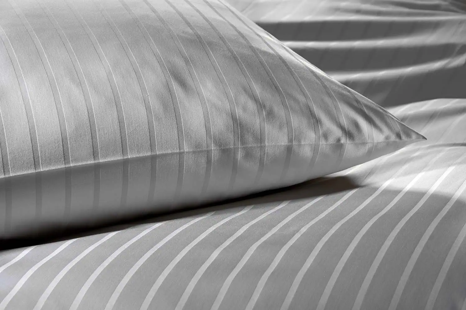 detailbild-6/24mm-streifensatin-hotelbettwaesche-grau-kissen