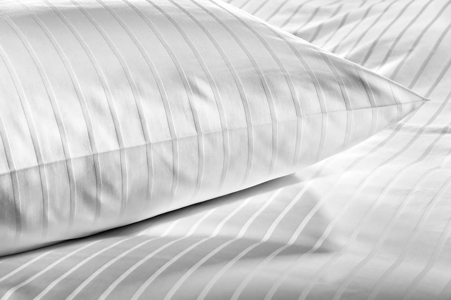 detailbild-6/24mm-streifensatin-hotelbettwaesche-weiß-kissen