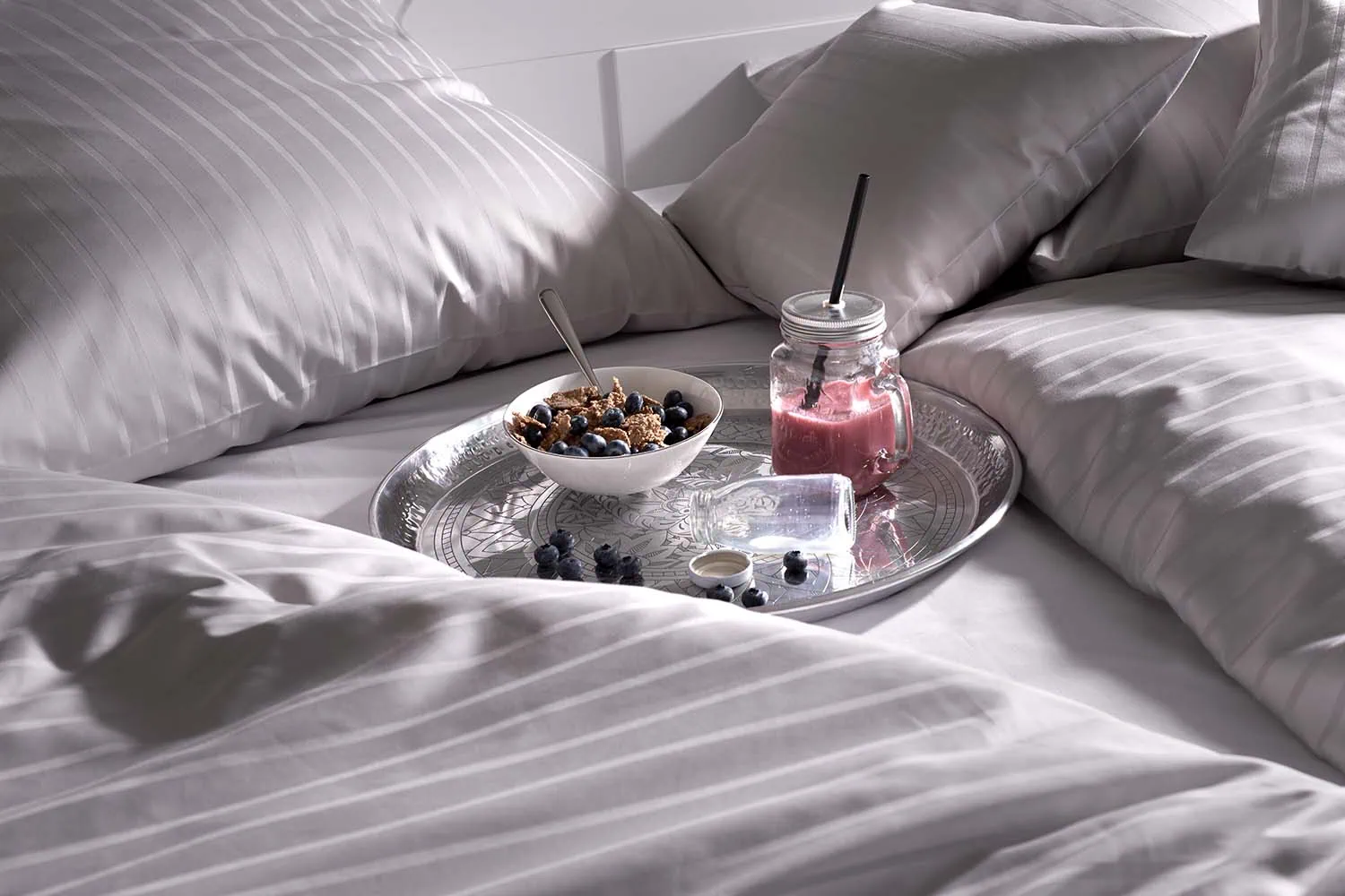 imagebild-6/24mm-streifensatin-hotelbettwaesche-grau-zierkissen-deko