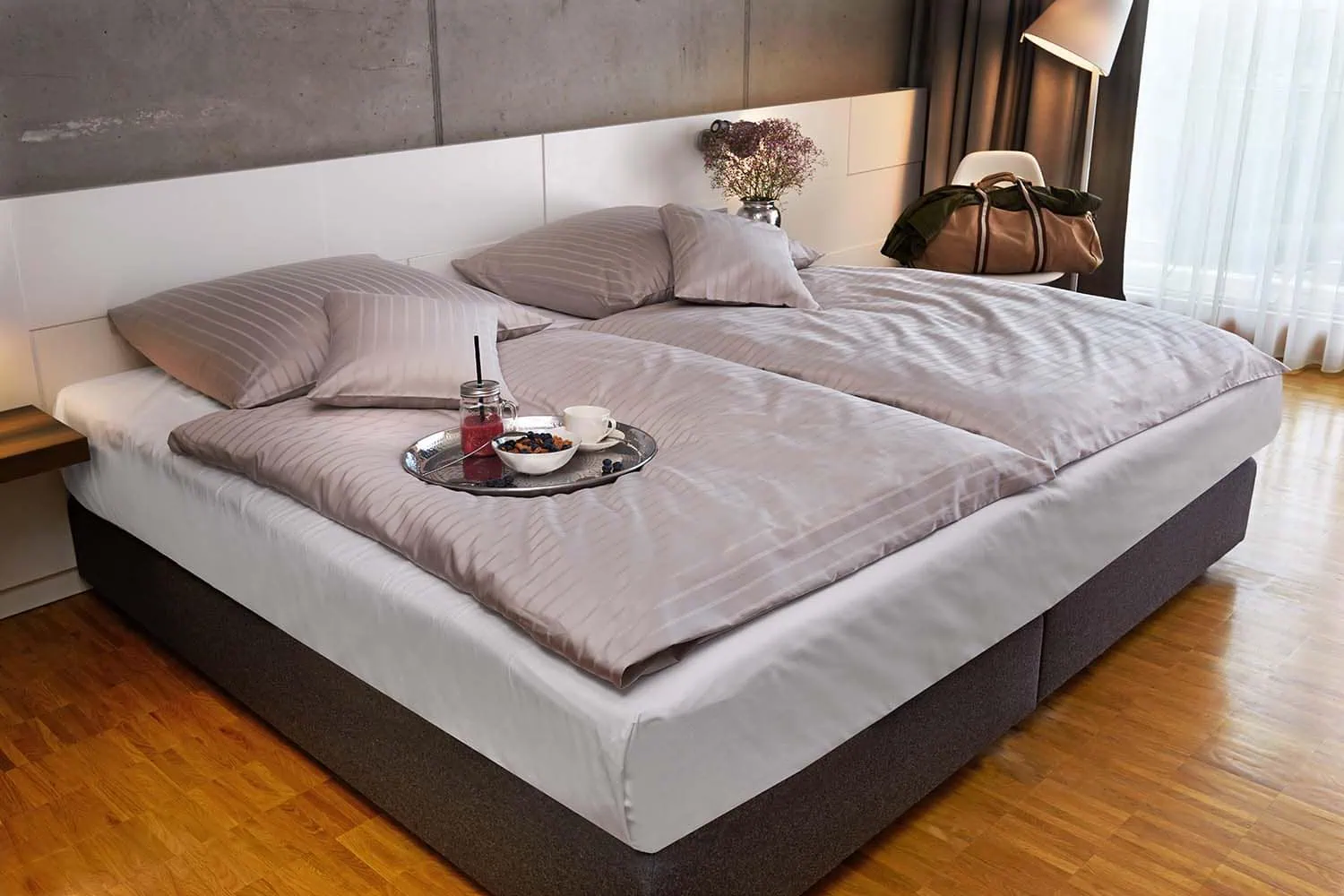 imagebild-6/24mm-streifensatin-hotelbettwaesche-grau-zierkissen-deko