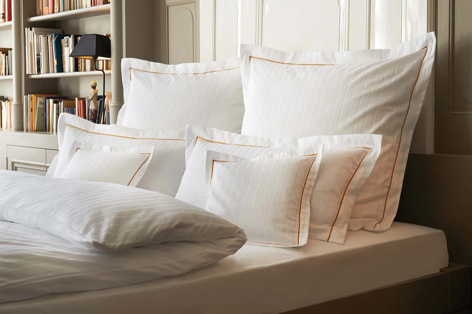imagebild-6/24mm-streifensatin-hotelbettwaesche-weiß-zierkissen-stehsaum-ziernaht