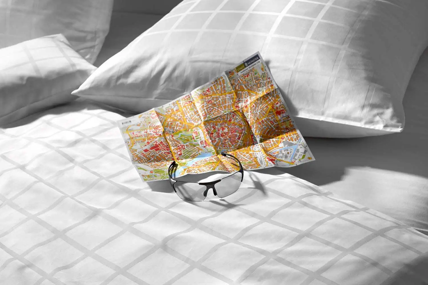 Imagebild-bettwaesche-hotellerie-kissen-8cm-karo-weiß-hotelzimmer-deko-detail