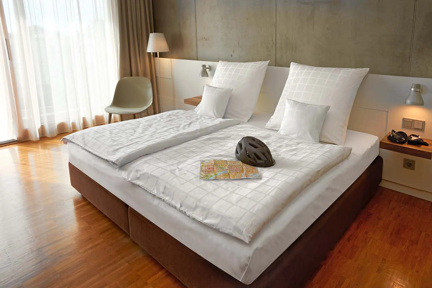 Imagebild-bettwaesche-hotellerie-8cm-karo-hotelzimmer-mit-deko