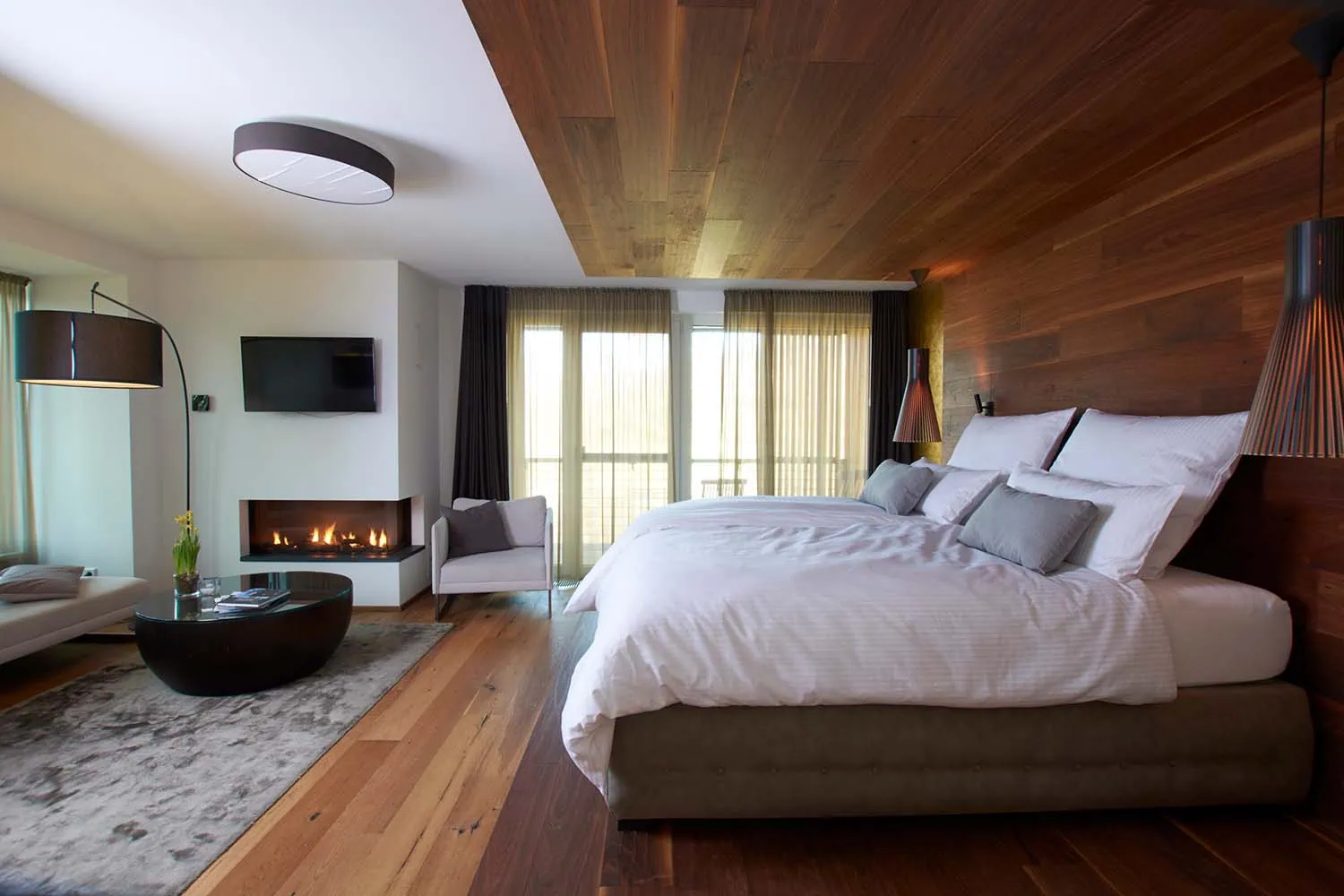 imagebild-8mm-streifensatin-weiß-hotelbett-hotelbettwaesche-hotelsuite