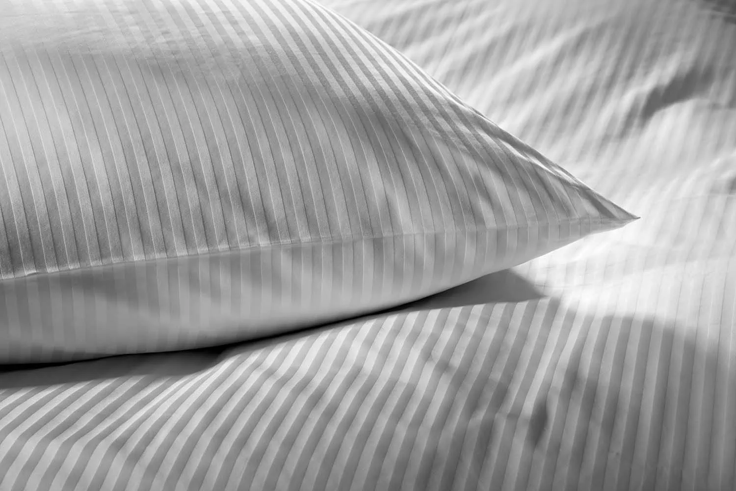detailbild-8mm-streifensatin-hotelbettwaesche-weiß-kissen