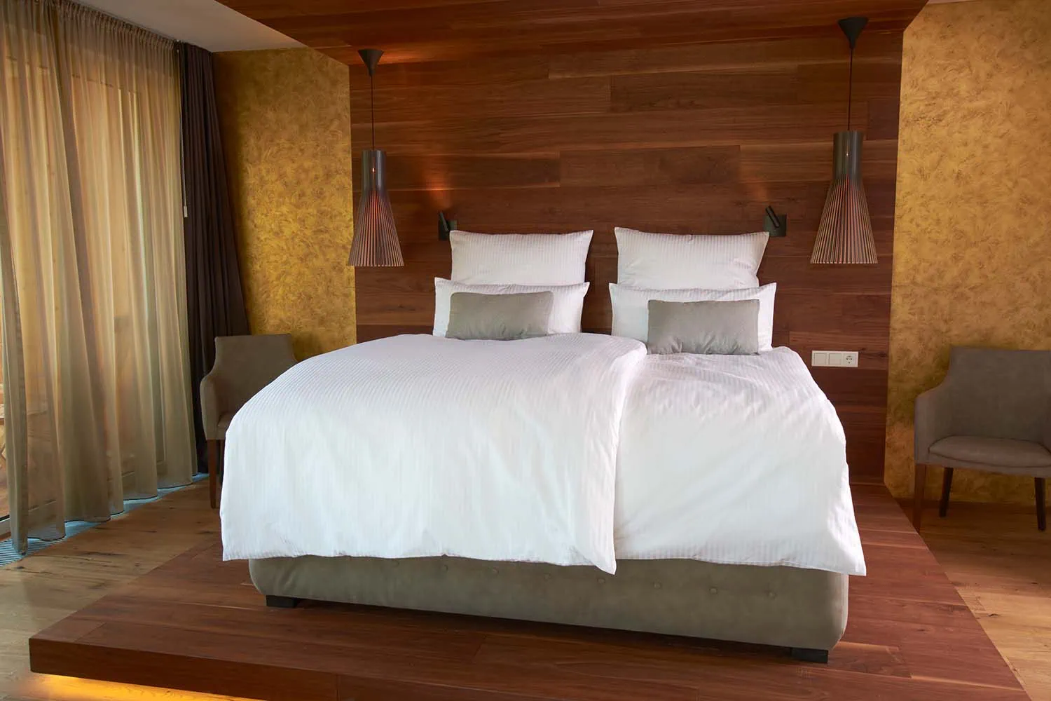 imagebild-8mm-streifensatin-weiß-hotelbettwaesche-zierkissen