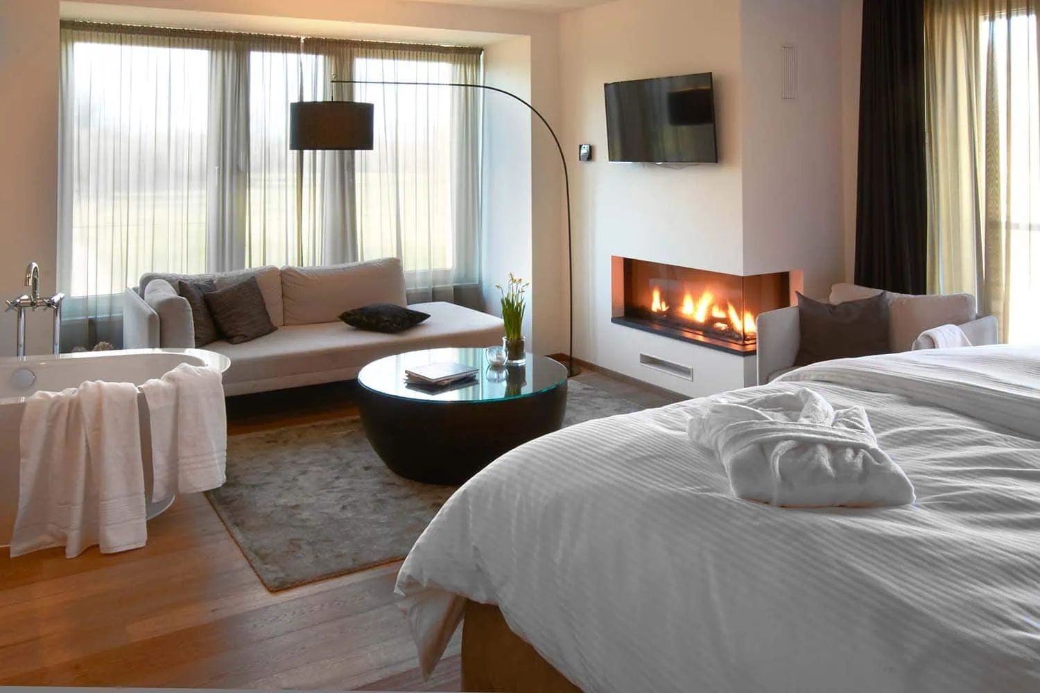 imagebild-8mm-streifensatin-weiß-hotelbett-hotelbettwaesche-hotelsuite-frottier