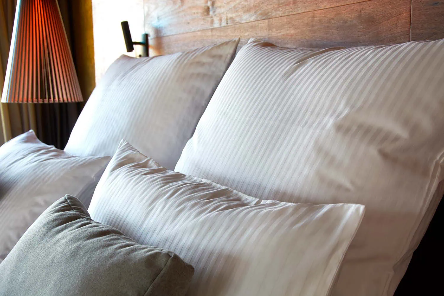imagebild-8mm-streifensatin-weiß-hotelbett-hotelbettwaesche-zierkissen