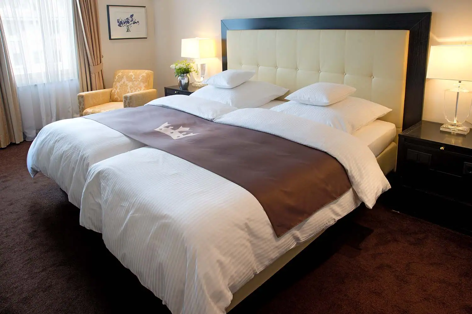 imagebild-8mm-streifensatin-weiß-hotelbett-hotelbettwaesche-zierkissen-bettschal