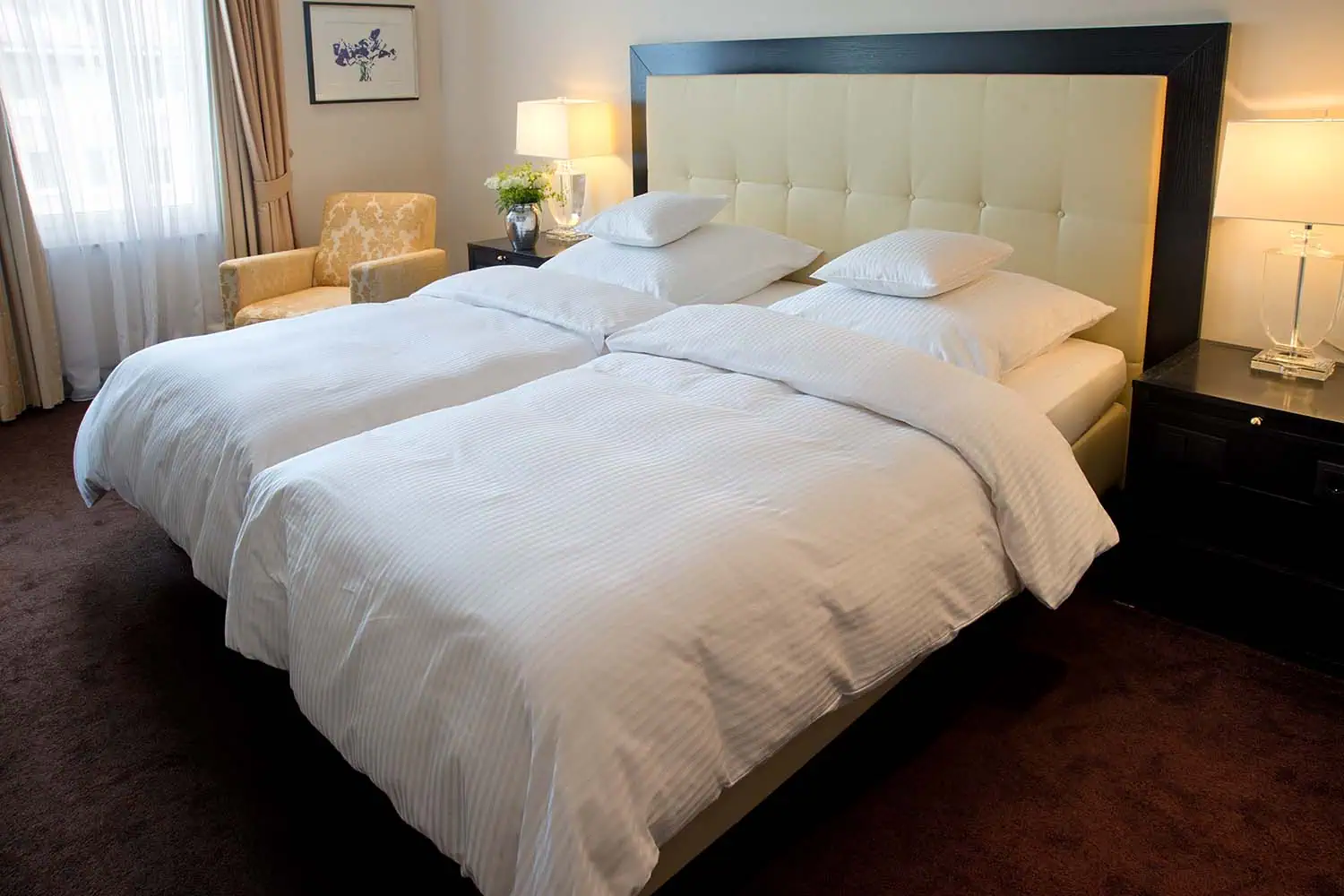 imagebild-8mm-streifensatin-weiß-hotelbett-hotelbettwaesche