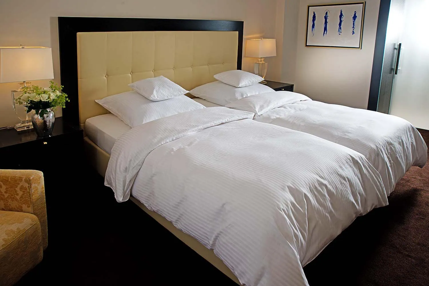 imagebild-8mm-streifensatin-weiß-hotelbett-hotelbettwaesche