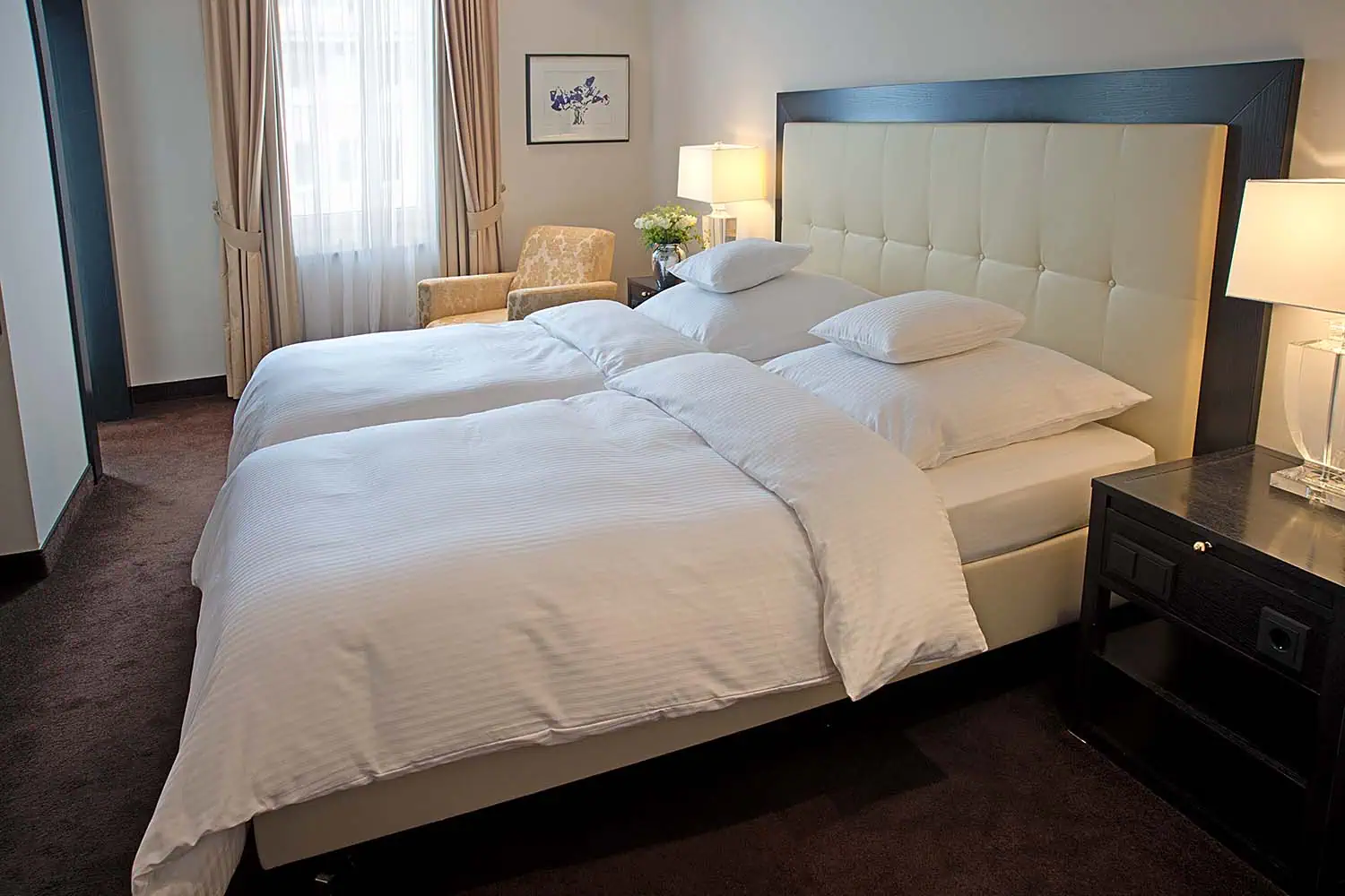 imagebild-8mm-streifensatin-weiß-hotelbett-hotelbettwaesche