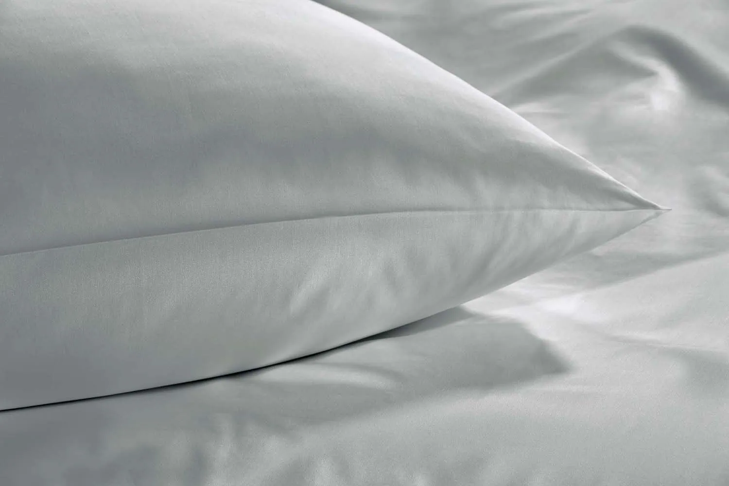 detailbild-glattsatin-silbergrau-hotelbettwaesche-kissen