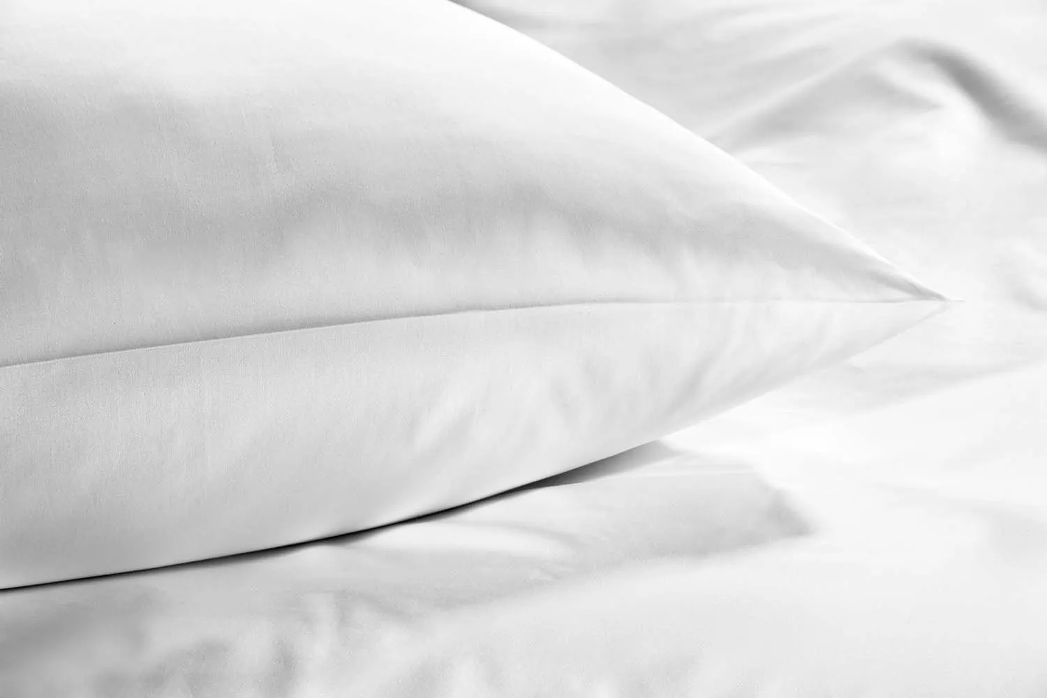 detailbild-glattsatin-weiß-hotelbettwaesche-kissen