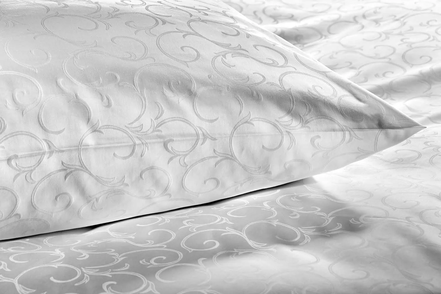 Detail-kissen-bettwaesche-hotellerie-jacquard-floral