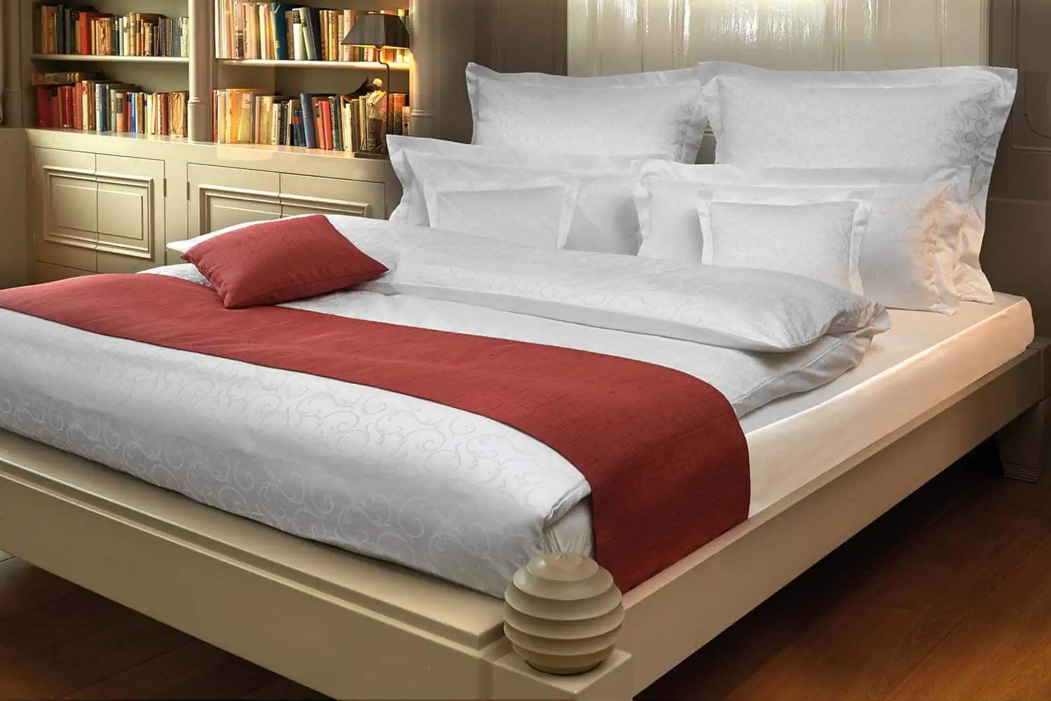 Millieubild-bettwaesche-hotellerie-jacquard-floral-mit-deko