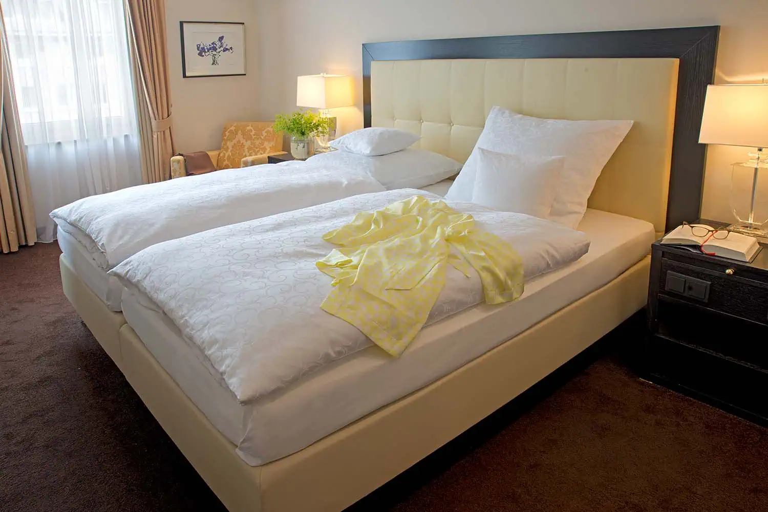 Millieubild-bettwaesche-hotellerie-jacquard-floral-mit-deko