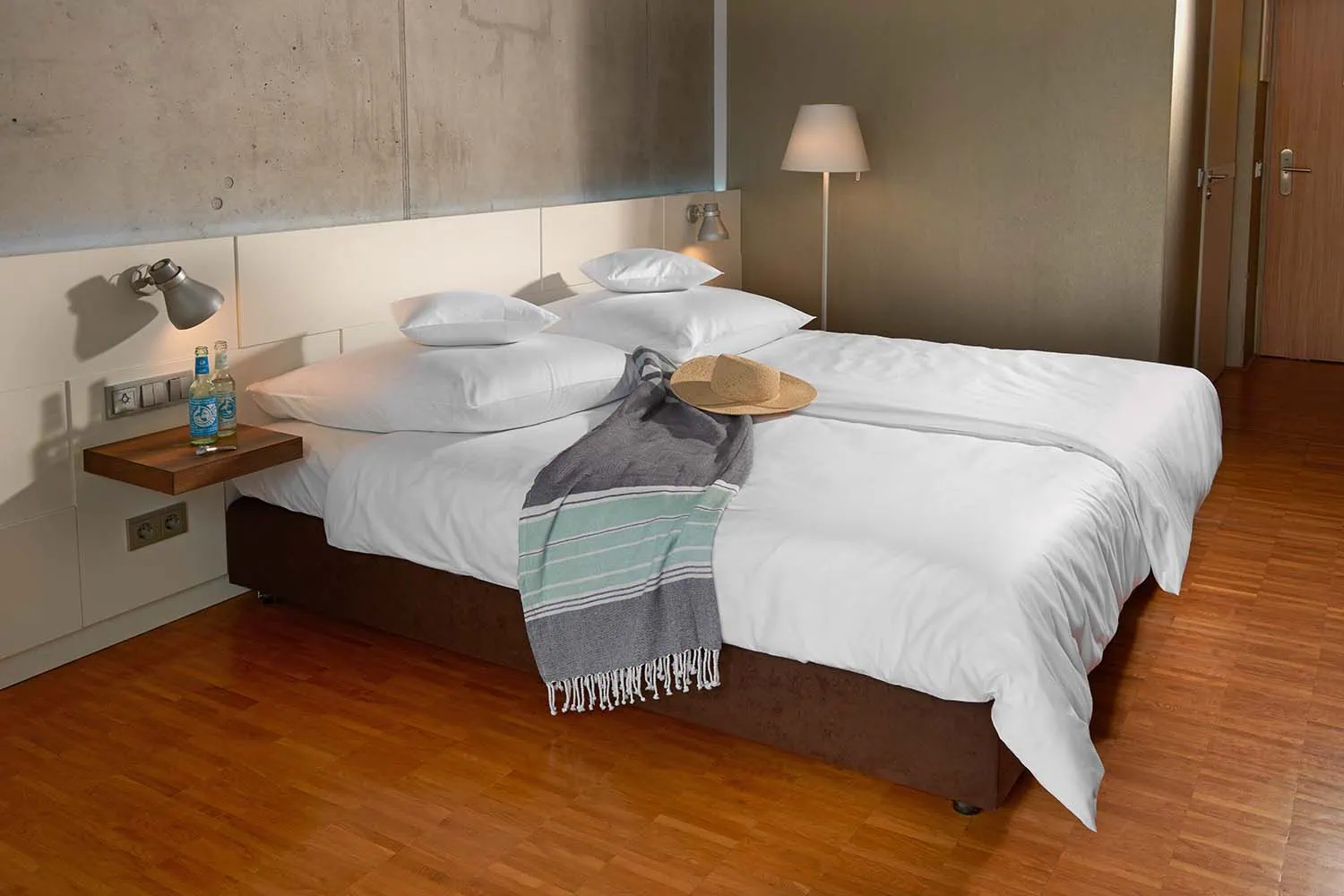 Millieubild-bettwaesche-hotellerie_kleines-karo-mit-zierkissen-und-deko