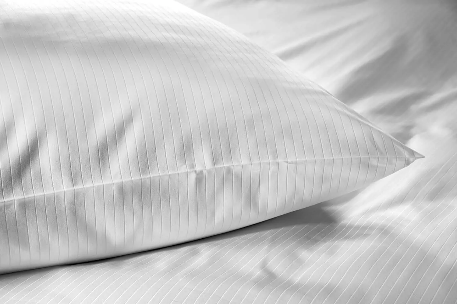 Detailbild-bettwaesche-hotellerie-kissen-nadelstreifen