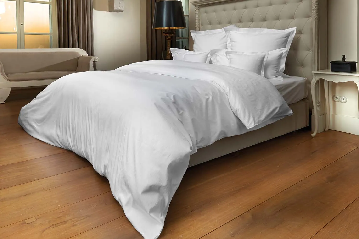 imagebild-bettwaesche-hotellerie-nadelstreifen-mit-ziernaht_zierkissen